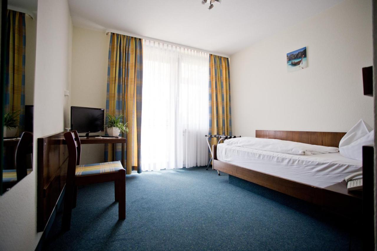 Hotel Lindenhof Mosbach  Bagian luar foto